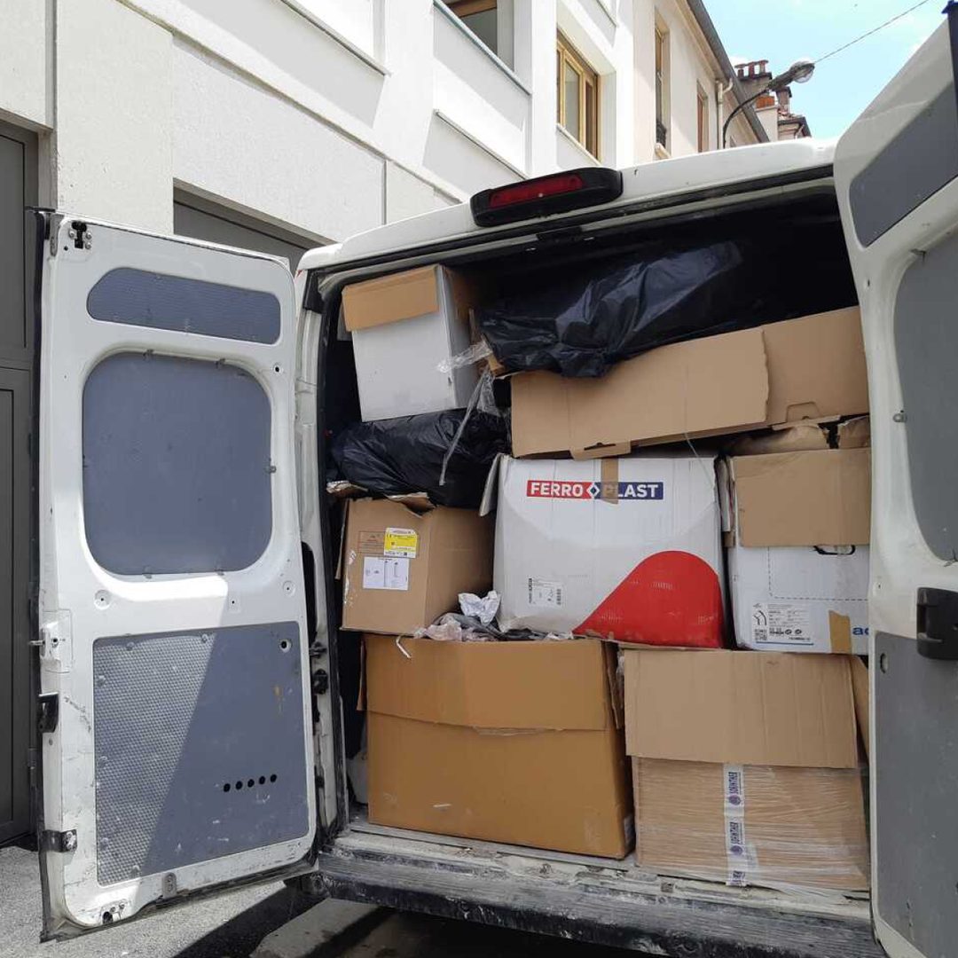 Collecte encombrants — Camion rempli — sacs et palettes