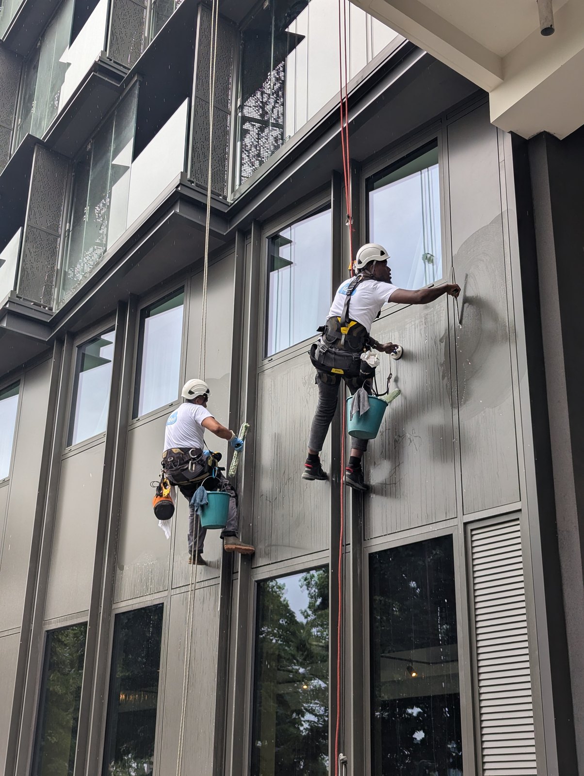 Cordistes IDEO Groupe en intervention sur façade d'immeuble en Île-de-France